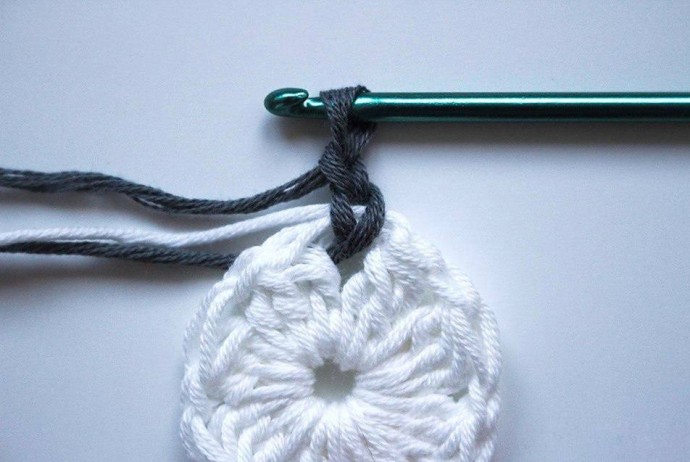 Dally Dahlia Crochet Granny Square Photo Tutorial
