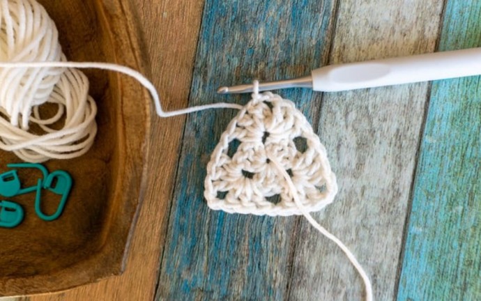 How to Crochet the Triangle Granny Square Photo Tutorial