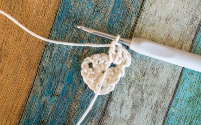 How to Crochet the Triangle Granny Square Photo Tutorial