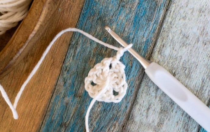 How to Crochet the Triangle Granny Square Photo Tutorial