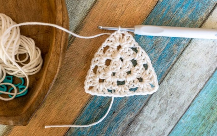 How to Crochet the Triangle Granny Square Photo Tutorial