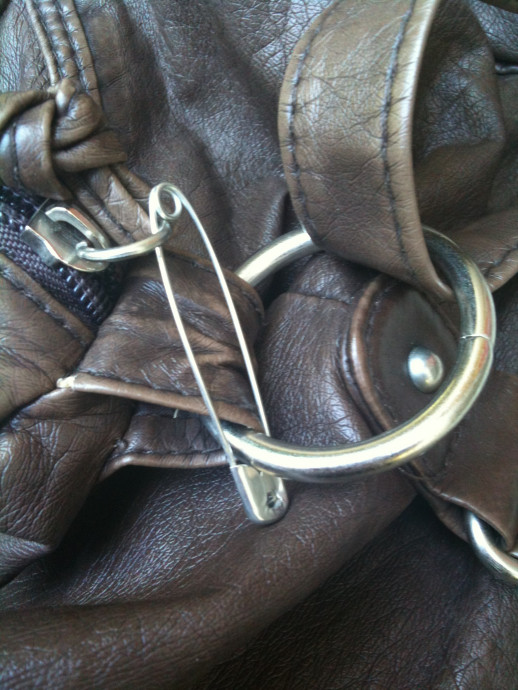 8 Incredible Uses of Safety Pins