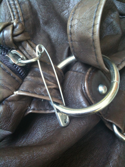 8 Incredible Uses of Safety Pins 8 Incredible Uses of Safety Pins
