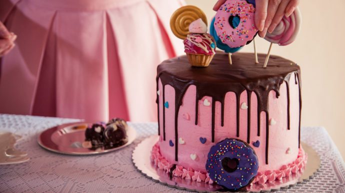 7 Delicious Cake Decorating Ideas & Hacks