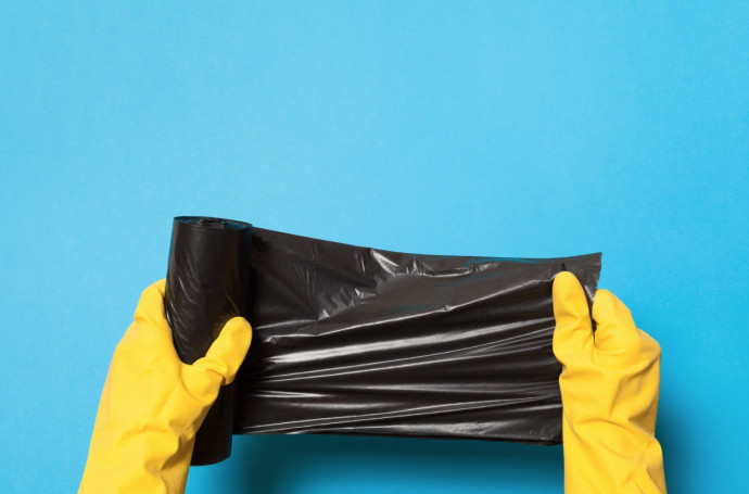 8 Brilliant Household Uses for Trash Bags Other than Trash