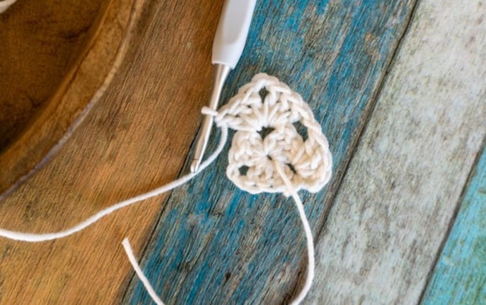 How to Crochet the Triangle Granny Square Photo Tutorial
