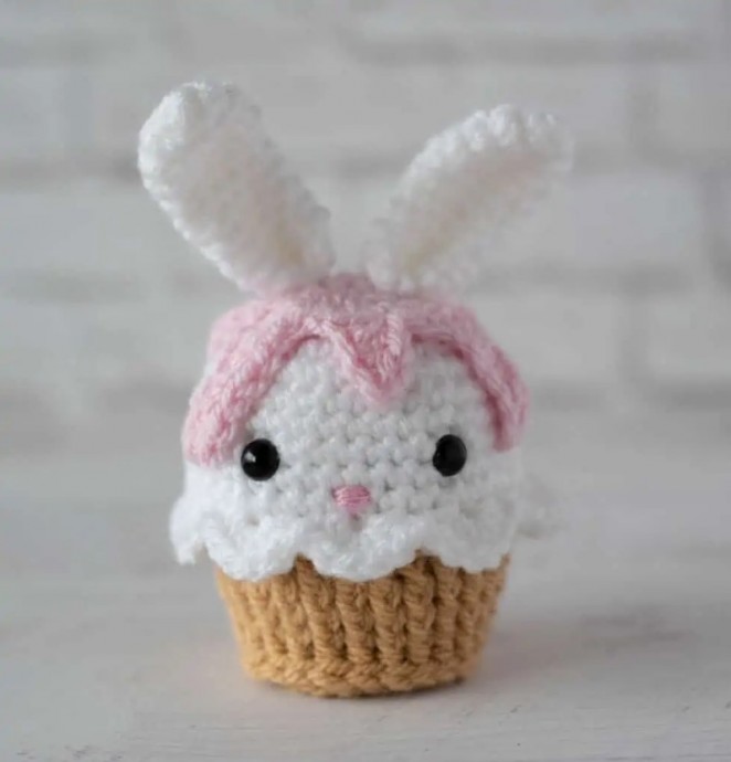 Crochet Cupcake: A Bunny To Love