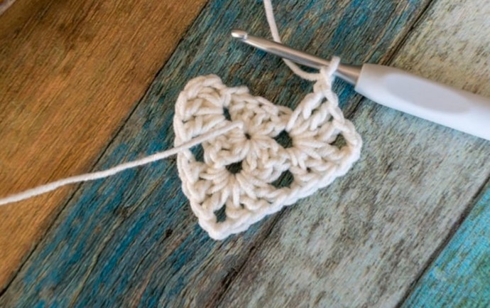 How to Crochet the Triangle Granny Square Photo Tutorial