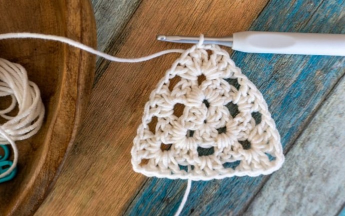 How to Crochet the Triangle Granny Square Photo Tutorial