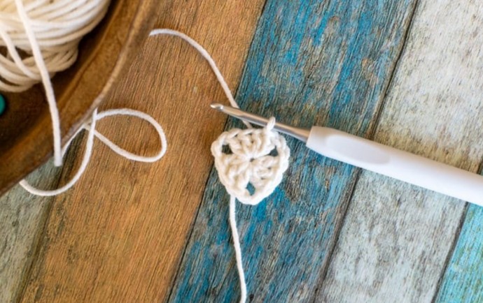 How to Crochet the Triangle Granny Square Photo Tutorial